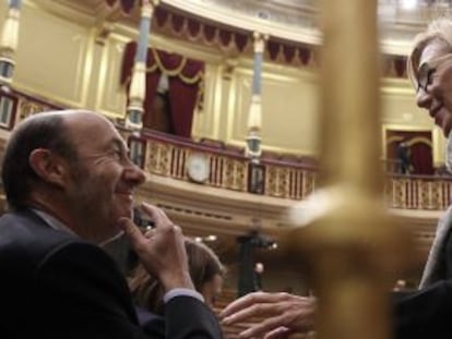 Rubalcaba y D&iacute;ez conversan en el Congreso. 