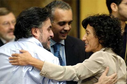 Zapatero ha recibido a los campeones mundiales de baloncesto en el Palacio de La Moncloa. En la imagen, el entrenador de la seleccin, Jos Vicente &#39;Pepu&#39; Hernndez (izquierda) y el presidente de la Federacin Espa?ola de Baloncesto, Jos Luis Sez, conversan con la ministra de Educacin, Ciencia y Deporte, Mercedes Cabrera.