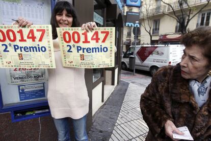 En 2010, el número 79.250 se llevó el 'Gordo' del Sorteo de Navidad con 3 millones a la serie y 300.000 euros al décimo. Gran parte del premio ha recaído en la provincia de Barcelona, en una administración de Cerdayola del Vallés y en otras dos de la capital catalana. En la foto, la dueña de la administración de la calle de Conde de Peñalver vendió el número 147, el segundo premio de la lotería de Navidad de 2010. 