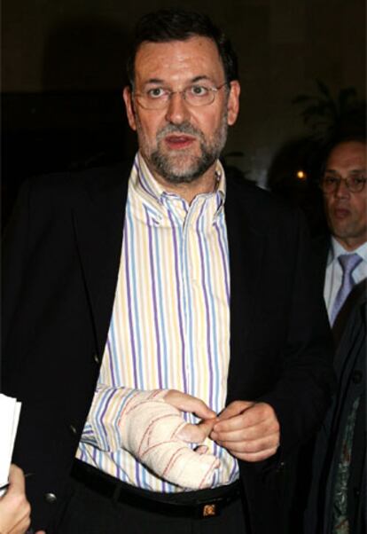 Mariano Rajoy, a su salida del hospital de Móstoles tras resultar herido en el accidente de helicóptero.
