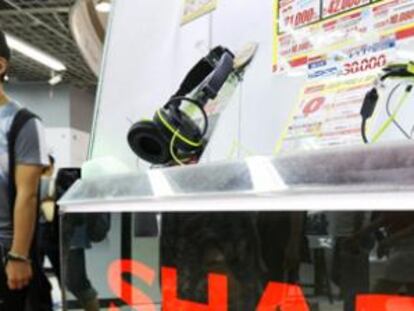 Un cliente pasea por una tienda de Sharp en Tokio (Japón)