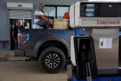 Un hombre en una gasolinera en Puerto Rico.