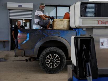 Un hombre en una gasolinera en Puerto Rico.