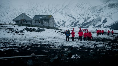 Grupos de turistas, en una estacin ballenera abandonada en 1931 en la isla Decepcin, en la Antrtida.