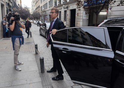 El presidente del PP, Alberto Núñez Feijóo, llega a la segunda jornada de la segunda edición de ‘Metafuturo’, en el Ateneo de Madrid, el 17 de octubre.