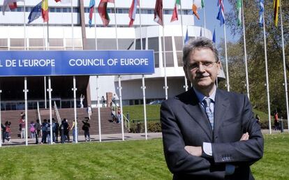 Mauro Palma, ante la sede del Consejo de Europa.