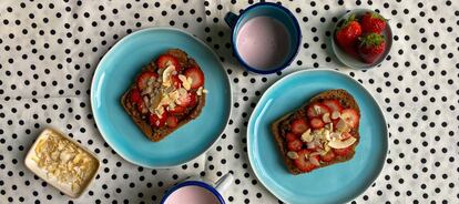 Un desayuno rico y sano en un mantel muy flamenco