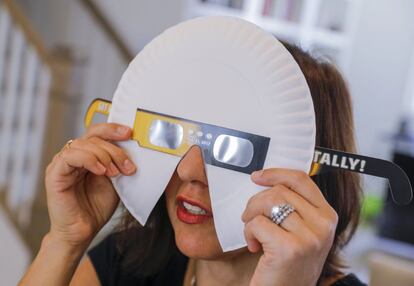 Una mujer modifica un plato de papel para crearse una máscara donde introducir las gafas protectoras, el 21 de agosto en Decatur, Georgia. 