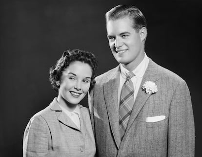 Una pareja fotografiada en los años cincuenta sonríe mientras dirigen su mirada hacia algún otro lugar