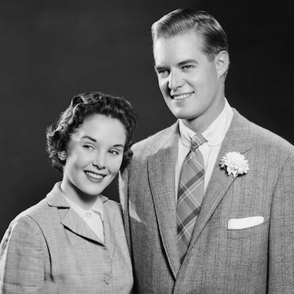 Una pareja fotografiada en los años cincuenta sonríe mientras dirigen su mirada hacia algún otro lugar