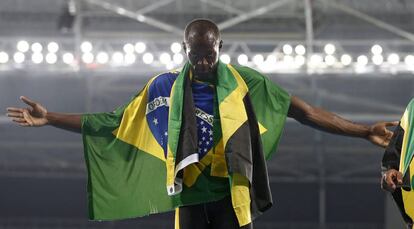 Usain Bolt, con la bandera de Brasil.