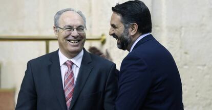 El presidente del Parlamento andaluz, Juan Pablo Dur&aacute;n (izq.), ayer.