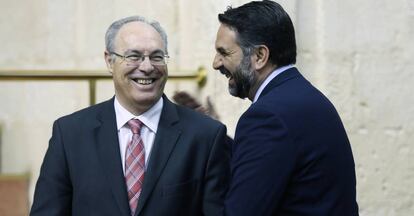 El presidente del Parlamento andaluz, Juan Pablo Durán (izq.), ayer.