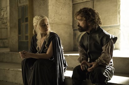 Durante las tres primeras cuartas partes de la temporada todo lo acontecido en la lejana Mereen ha sido totalmente insulso. Daenerys volvió a la casilla cero cayendo de nuevo en manos de los Dothrakis dejando la sensación de que eso ya lo habíamos visto. Y Tyrion ha sido un personaje totalmente desaprovechado que ha quedado este año para soltar un par de buenas líneas en sus conversaciones con Varys y poco más. Solo en la recta final hemos visto por fín a Daenerys como todo el mundo lleva tiempo esperando verla.