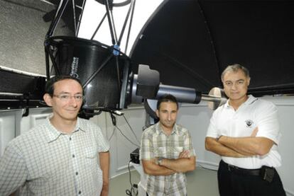 Ricardo Hueso, Agustín Sánchez y Santiago Pérez, de izquierda a derecha, en el Telescopio de Ingenieros.