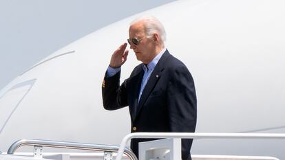 Biden, este viernes al embarcar en el 'Air Force One' para viajar a Madison (Wisconsin).