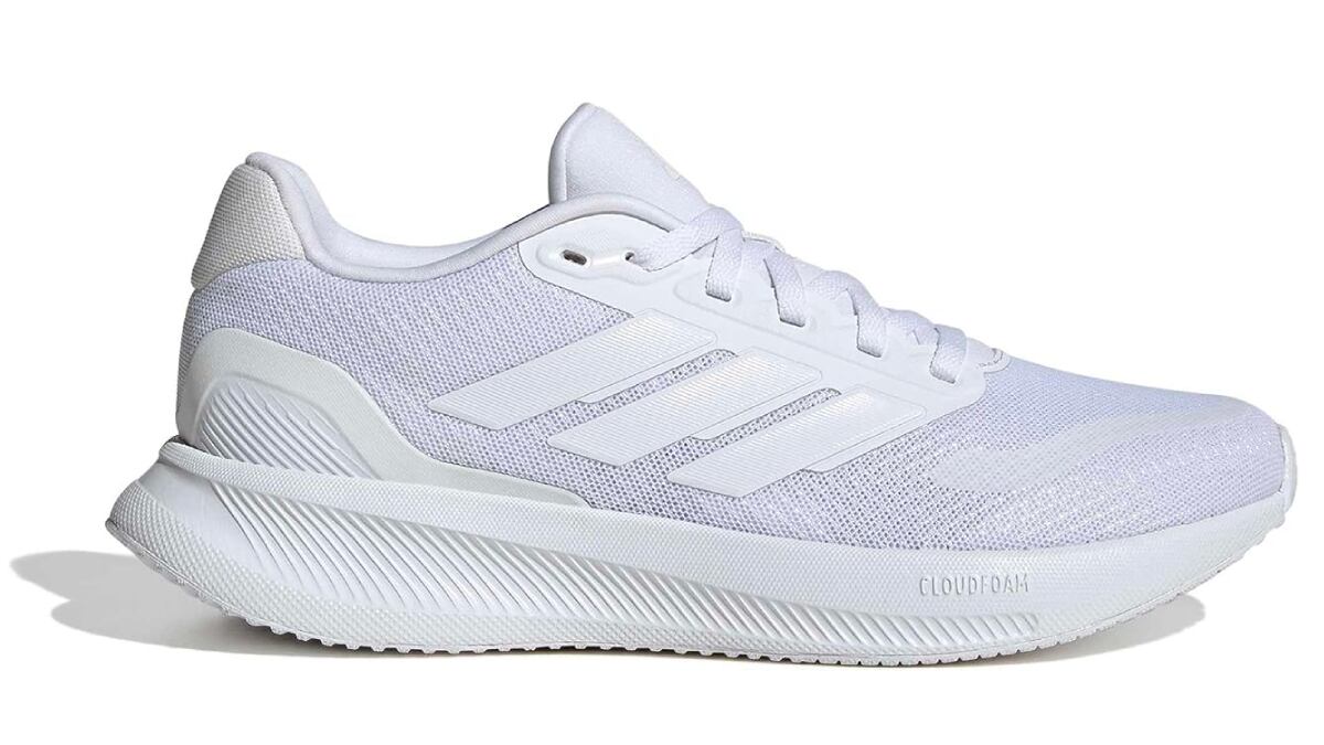 Vista lateral de las zapatillas blancas Runfalcon 5 para mujer, de Adidas.