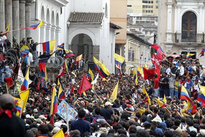 Miles de ecuatorianos asedian el palacio presidencial de Carondelet ayer en Quito