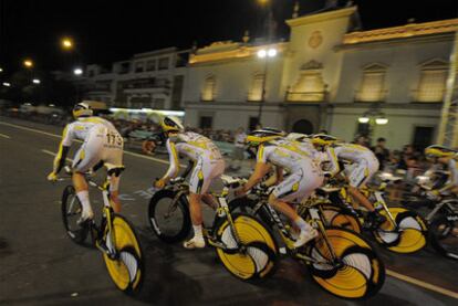 Los ciclistas del Columbia durante la contrarreloj nocturna de Sevilla