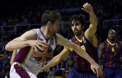 Nocioni, con el balón, ante Sada.