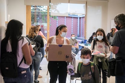 Repartiment d'ordinadors al casal del barri de la Trinitat de Barcelona, dins del projecte pilot Connectem Barcelona.