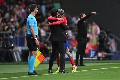 Rodrigo De Paul abraza al entrenador del Atlético de Madrid, Diego Simeone, tras anotar un tanto. 