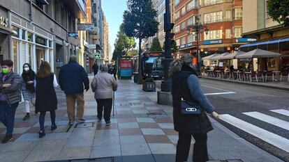 Un grupo de paseantes, en la calle de Uría, en Oviedo.