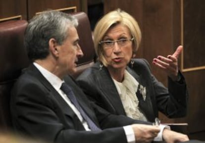 Rosa D&iacute;ez, conversa con el diputado socialista Ram&oacute;n J&aacute;uregui, ayer en el Congreso.