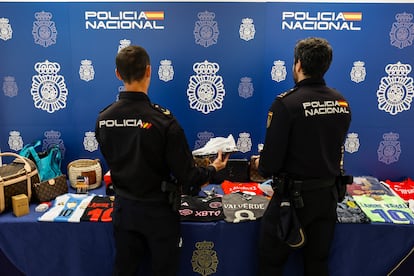 Dos de los agentes del grupo de propiedad industrial de la Policía Nacional, el 14 de mayo, en las dependencias policiales de Canillas, en Madrid. 