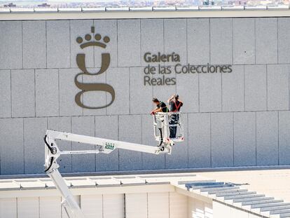 Colocación del logotipo de la Galería de las Colecciones Reales, el pasado 25 de mayo. Foto: Europa Press.