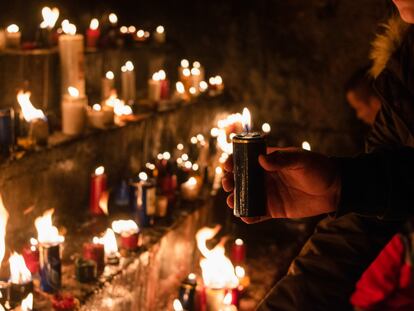 Asistentes a una misa encienden velas en la Catedral de Las Lajas, en Colombia.