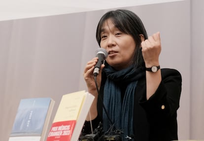 La autora surcoreana Han Kang, ganadora del Premio Nobel de Literatura 2024, asiste a una conferencia de prensa en Seúl en 2024.