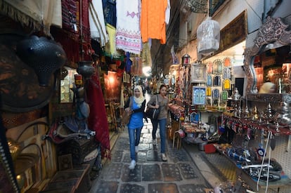 Contiene unos 700 monumentos: palacios, mezquitas, mausoleos, madrazas y fuentes de los períodos almohade y hafsí. Pasear por este centro neurálgico se convierte en toda una experiencia. Se puede comprar y regatear en el mercado desde las míticas babuchas hasta cachimbas. Eso sí, en muchos puestos del zoco no se venden más que 'souvenirs' para los turistas.