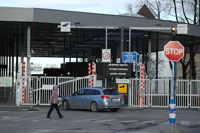 Un coche se dispone a pasar el control fronterizo de Narva, Estonia, para acceder a territorio ruso.