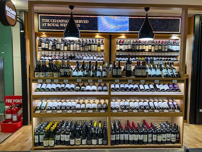 Bebidas en una tienda en el aeropuerto de Dubái.