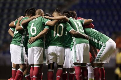 Los jugadores mexicanos durante un amistoso