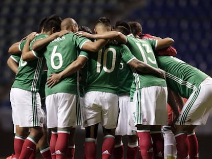 Los jugadores mexicanos durante un amistoso