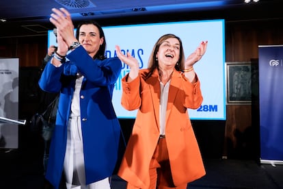 La candidata del PP a la Alcaldía de Santander, Gema Igual (a la izquierda), y la candidata del PP a la presidencia de Cantabria, María José Sáenz de Buruaga, celebran los resultados.