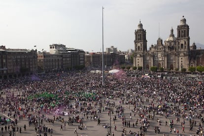 Una vista de la principal plaza de la capital mexicana, el Zócalo, durante la marcha por el Día Internacional de la Mujer.