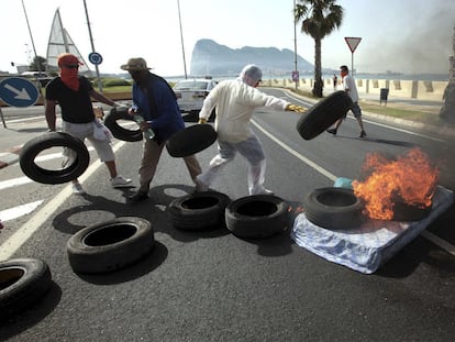 Trabajadores del Ayuntamiento de La Línea de la Concepción queman neumáticos en la carretera de acceso a Gibraltar.
