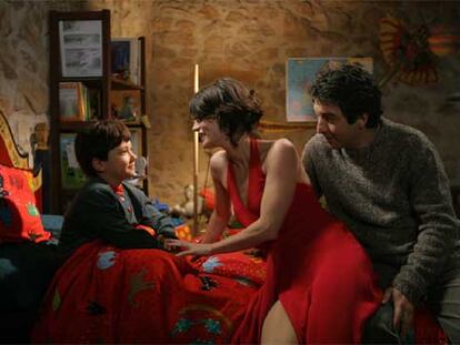 Ricardo Darín, Irène Jacob y Víctor Valdivia (de derecha a izquierda), en <i>La educación de las hadas.</i>