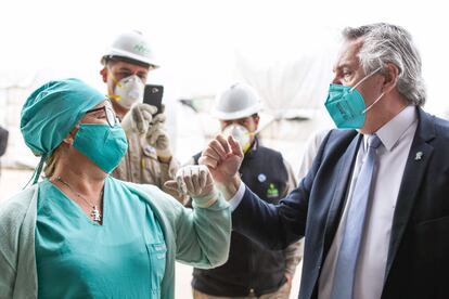 O presidente da Argentina, Alberto Fernández, cumprimenta uma profissional da saúde nesta quinta-feira, 21 de maio, em Santiago del Estero.