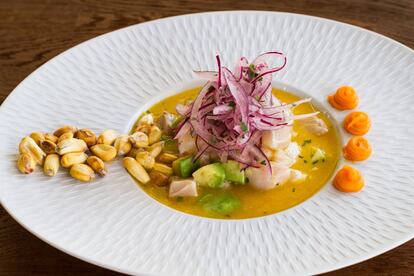 La tradición también está presente en la carta de esta casa de comidas, no en vano estos dos cocineros se han formado en comedores como Urkiola Mendi, Aynaelda o La Bola, en la que mantienen los dos platos estrella de Latasia: la ensaladilla rusa de chicharro marinado, camarones fritos y tobiko (11,50 euros) y el ceviche limeño de ají amarillo (16,95 euros). El espacio cuenta con dos ambientes diferenciados, una sala diáfana y una zona de barra para tapear, con un formato de cocina ininterrumpida, donde ofrecen platos en medias raciones y de corte más informal, como unas yucas bravas (5,95 euros), una coca de sardina (4,50 euros), o mejillón tigre (4,20 euros, las tres unidades).