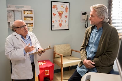 Sandy (Michael Douglas) en la consulta de su urólogo (Danny DeVito), en El método Kominsky