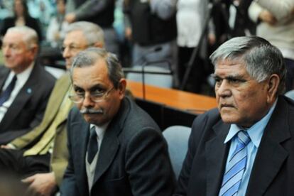 Antonio Erlan (izda) y Jose Nestor Maidana, ex miembros del Servicio Penitenciario Federal en el tribunal de Buenos Aires, durante el juicio sobre centro clandestino de detención El Vesubio