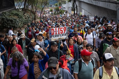 Maestros de la CNTE marchan en Ciudad de México, este miércoles.