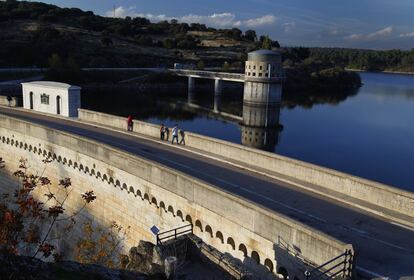 Presa del Villar situada en el curso bajo del río Lozoya.