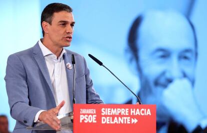 Pedro Sánchez junto a una imagen de Rubalcaba, este lunes.