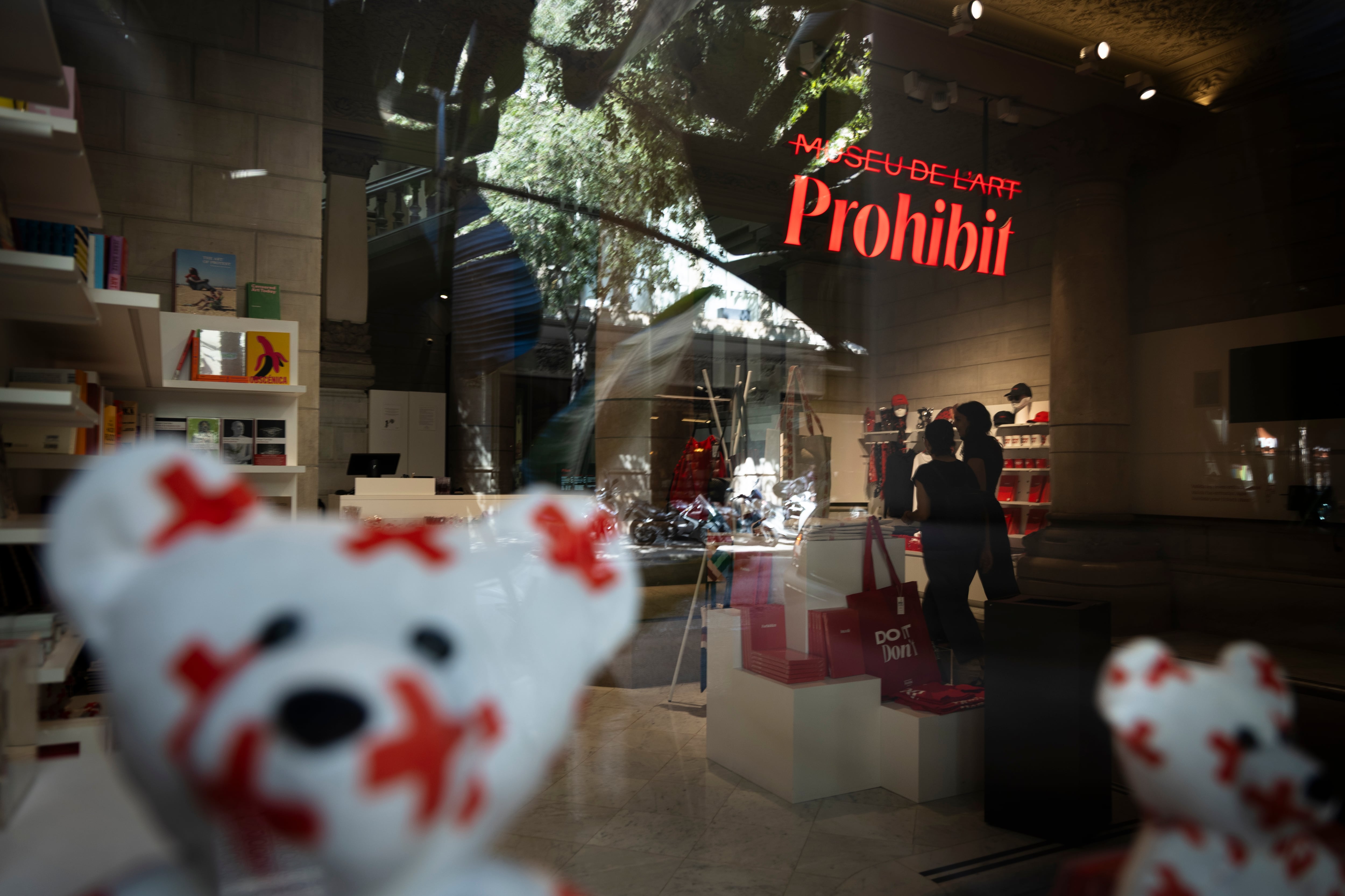 Entre piquetes y silencios: el rocambolesco cierre del Museo de Arte Prohibido de Barcelona