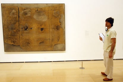 <b><i>Gran pintura</b></i> (1959), de Antoni Tàpies, en la exposición de pintura abstracta del Museo Guggenheim Bilbao.
El sociólogo Javier Elzo.